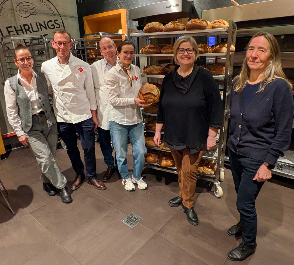 Die ganze Familie empfing den Club der Kurpfälzischen Wirtschaftsjournalisten: (v.l.) Stephanie Görtz und Peter Görtz, Frank Görtz und Anabel Görtz, Tochter von Stephanie und Peter Görtz, sowie die CdKW-Vorstandsmitglieder Bettina Eschbacher und Michaela Nehren-Essing