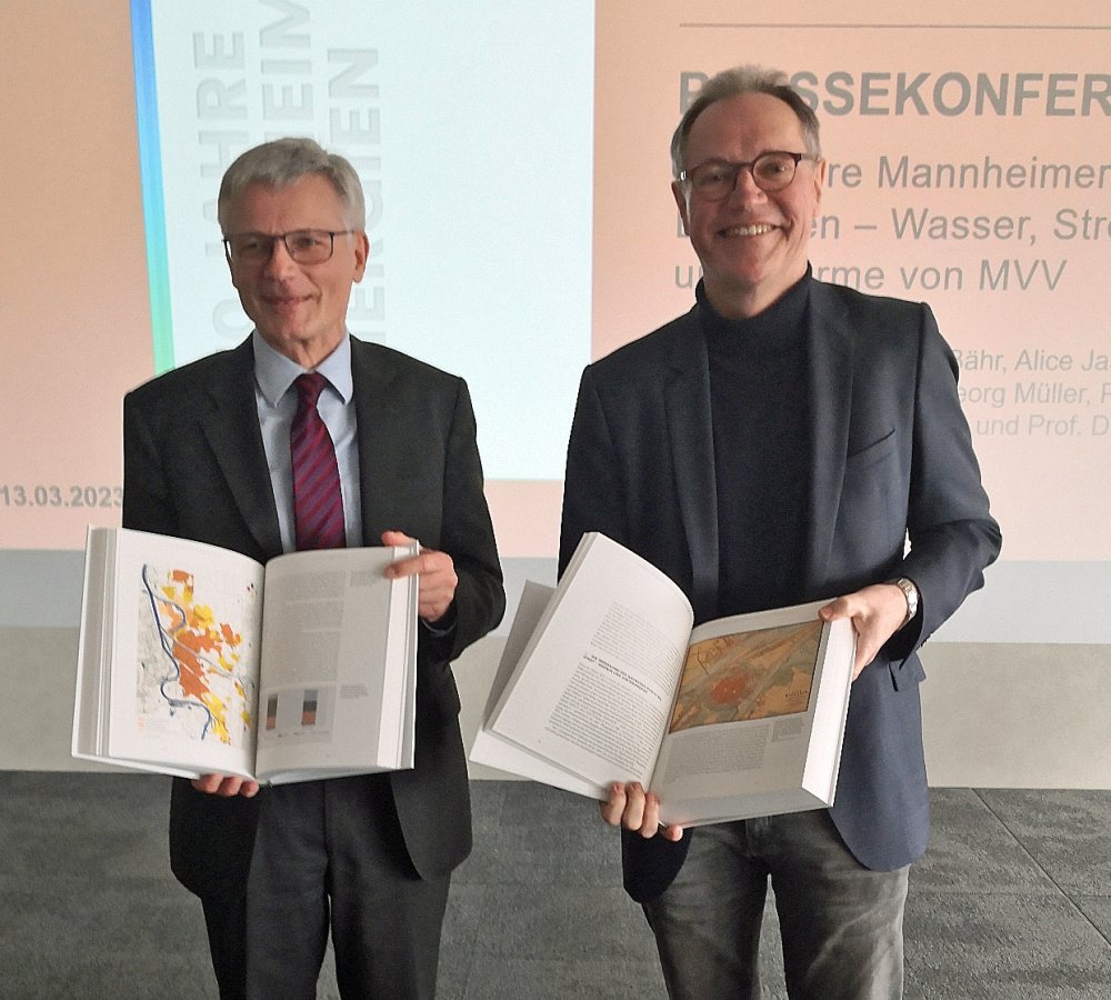 Sind stolz auf ihre gemeinsame Publikation: Dr. Georg Müller, Vorstandsvorsitzender MVV Energie (l.), und Prof. Dr. Ulrich Nieß, Leiter des Marchivums 