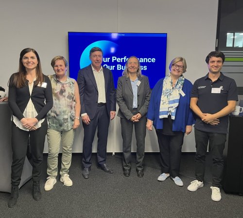 Bilfinger-Vorstandschef Dr. Thomas Schulz (3.v.l.) mit Pressesprecherin Naomi Dumont (l.), Digital Engineering-Spezialist Simon Geubig (r.) und dem CdKW-Vorstand