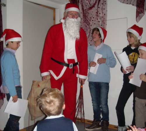 Der Nikolaus beim Weihnachtsbaumschlagen