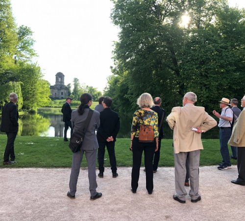 Eine von zwei Führungen führte die Teilnehmerinnen und Teilnehmer der "Spargelmusi" unter dem Titel "Zwischen Orient und Okzident" in den Garten des Schwetzinger Schlosses.   Foto: Rico Fischer   